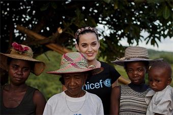 Дуучин Кэти Перри хүмүүнлэгийн элчээр сонгогджээ